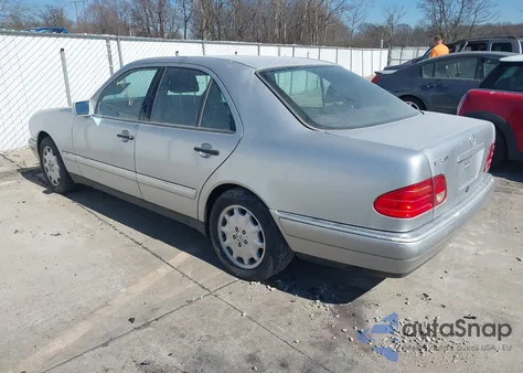 1998 Mercedes-Benz E 320 z USA, uszkodzony, nr VIN WDBJF65F4WA683664